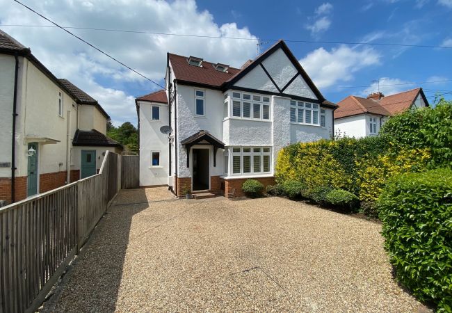 House in Ascot - Ascot - Stunning - Four Bedroom (Three Bathroom) House with Garden Office  House in Ascot - Ascot - Stunning - Four Bedroom (Three Bathroom) House with Garden Office