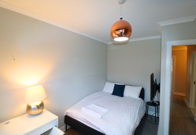 House in Ascot - Ascot - Stunning - Four Bedroom (Three Bathroom) House with Garden Office  House in Ascot - Ascot - Stunning - Four Bedroom (Three Bathroom) House with Garden Office