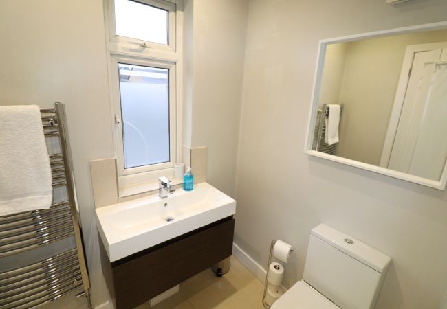 House in Ascot - Ascot - Stunning - Four Bedroom (Three Bathroom) House with Garden Office  House in Ascot - Ascot - Stunning - Four Bedroom (Three Bathroom) House with Garden Office