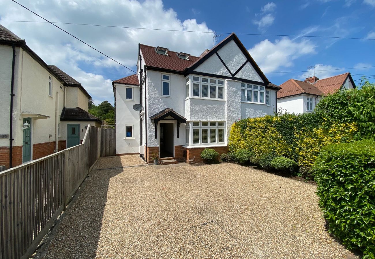 House in Ascot - Ascot - Stunning - Four Bedroom (Three Bathroom) House with Garden Office 