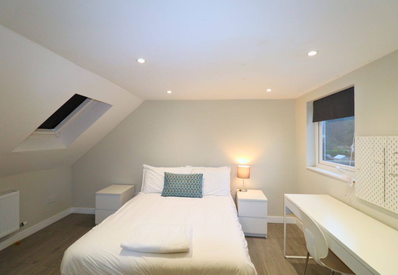 House in Ascot - Ascot - Stunning - Four Bedroom (Three Bathroom) House with Garden Office 
