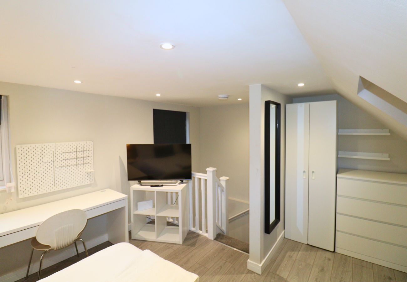 House in Ascot - Ascot - Stunning - Four Bedroom (Three Bathroom) House with Garden Office 
