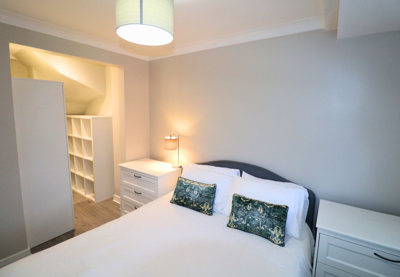 House in Ascot - Ascot - Stunning - Four Bedroom (Three Bathroom) House with Garden Office 