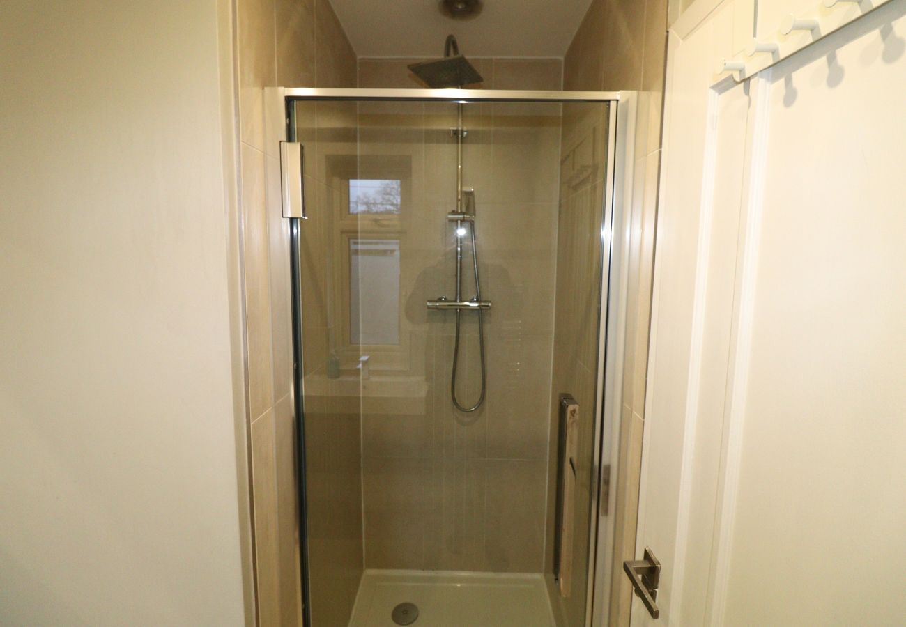 House in Ascot - Ascot - Stunning - Four Bedroom (Three Bathroom) House with Garden Office 