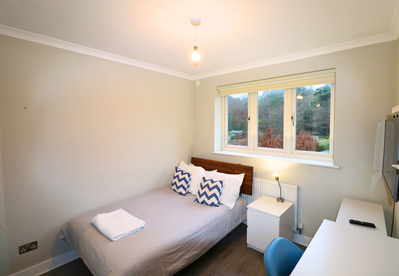 House in Ascot - Ascot - Stunning - Four Bedroom (Three Bathroom) House with Garden Office 