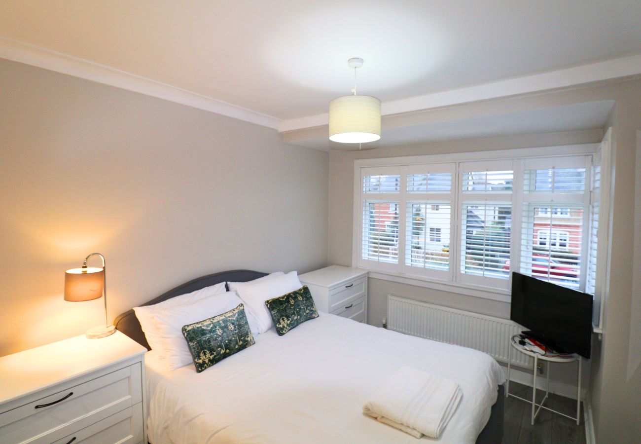 House in Ascot - Ascot - Stunning - Four Bedroom (Three Bathroom) House with Garden Office 