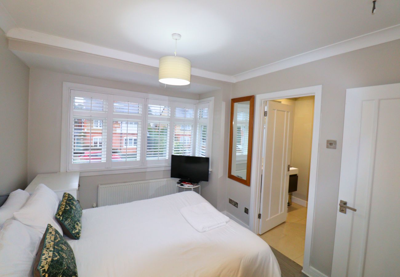 House in Ascot - Ascot - Stunning - Four Bedroom (Three Bathroom) House with Garden Office 