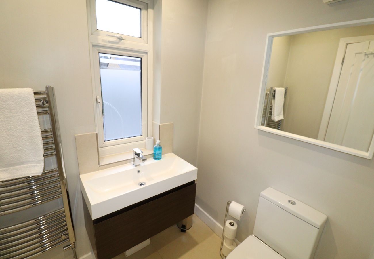 House in Ascot - Ascot - Stunning - Four Bedroom (Three Bathroom) House with Garden Office 
