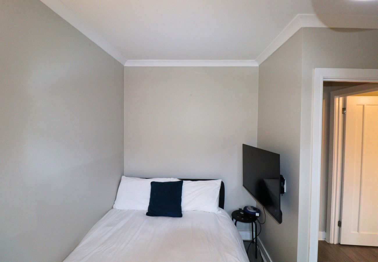 House in Ascot - Ascot - Stunning - Four Bedroom (Three Bathroom) House with Garden Office 