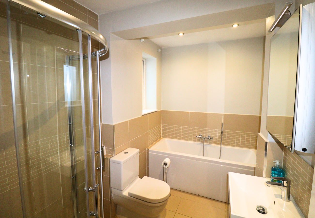 House in Ascot - Ascot - Stunning - Four Bedroom (Three Bathroom) House with Garden Office 