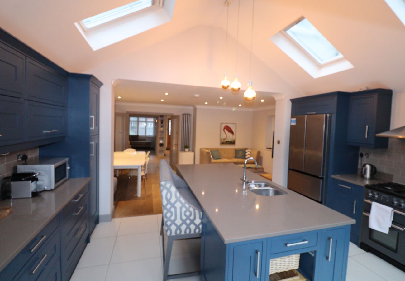 House in Ascot - Ascot - Stunning - Four Bedroom (Three Bathroom) House with Garden Office 