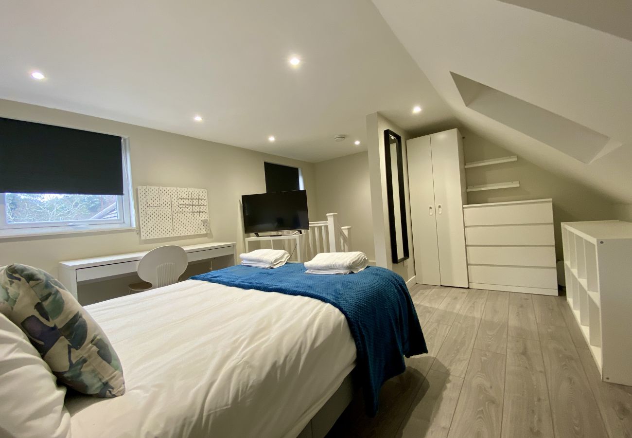 House in Ascot - Ascot - Stunning - Four Bedroom (Three Bathroom) House with Garden Office 