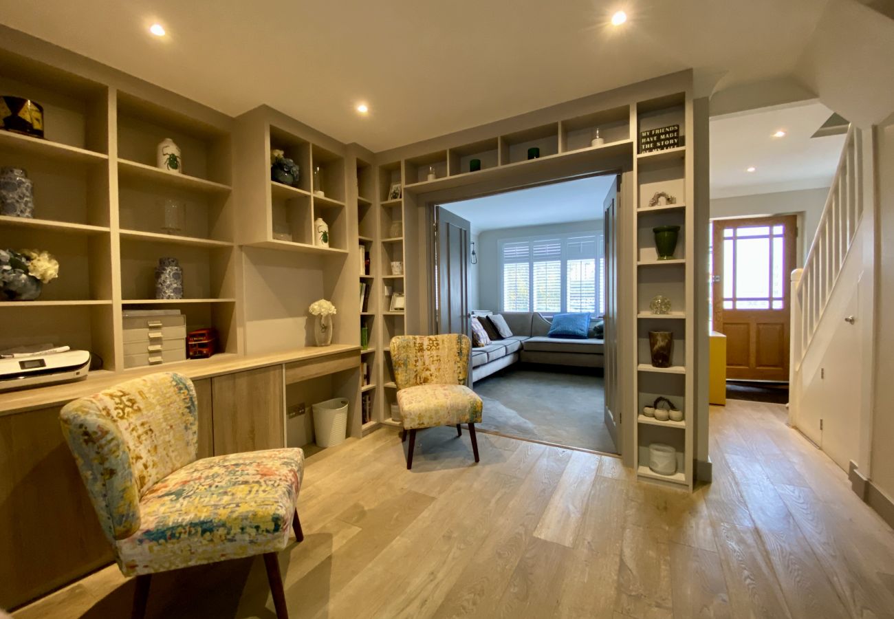 House in Ascot - Ascot - Stunning - Four Bedroom (Three Bathroom) House with Garden Office 