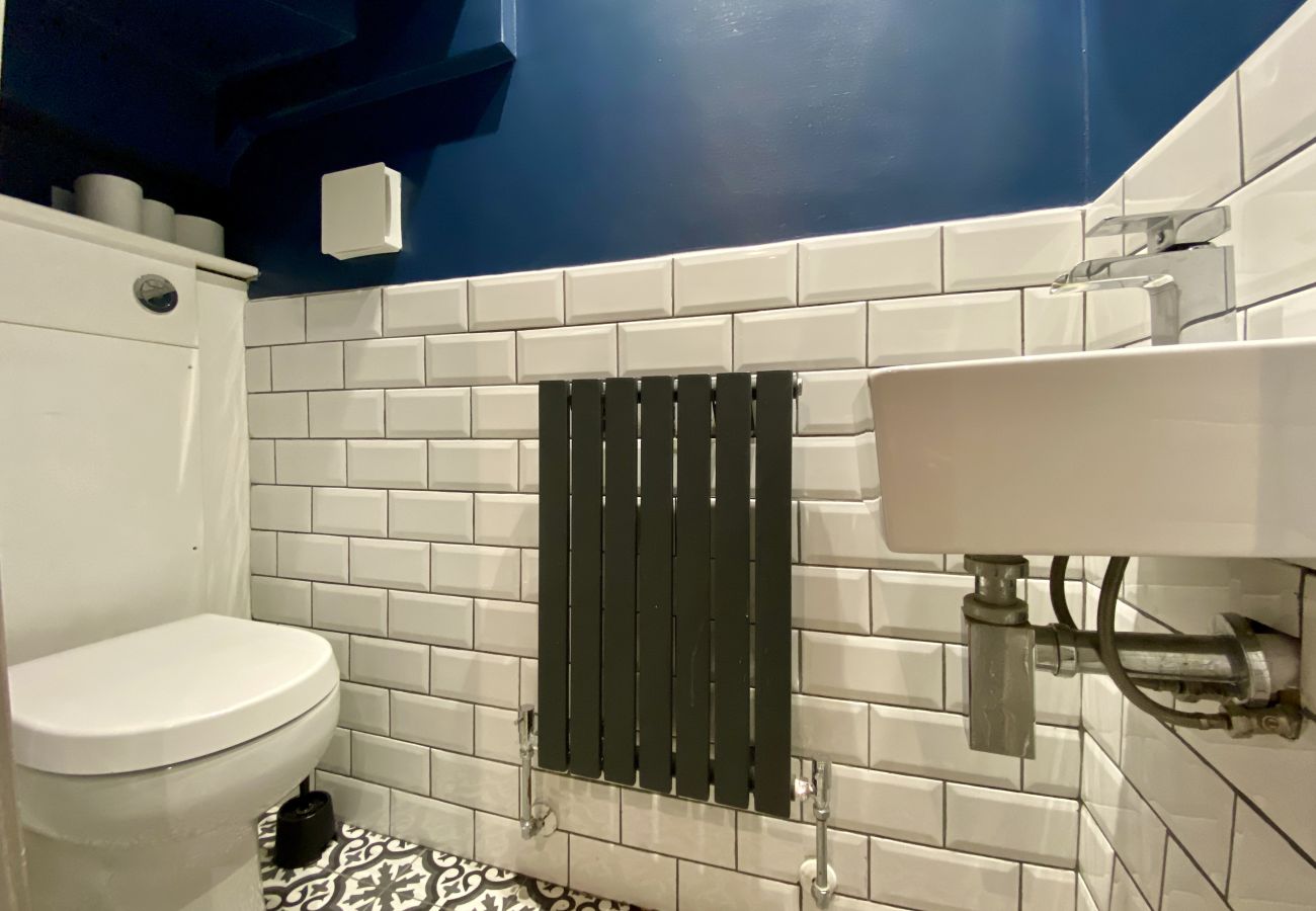 House in Ascot - Ascot - Stunning - Four Bedroom (Three Bathroom) House with Garden Office 