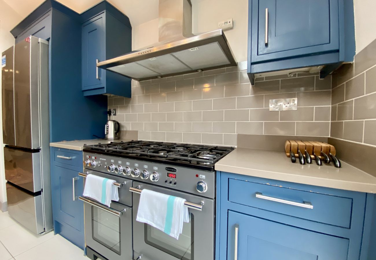 House in Ascot - Ascot - Stunning - Four Bedroom (Three Bathroom) House with Garden Office 