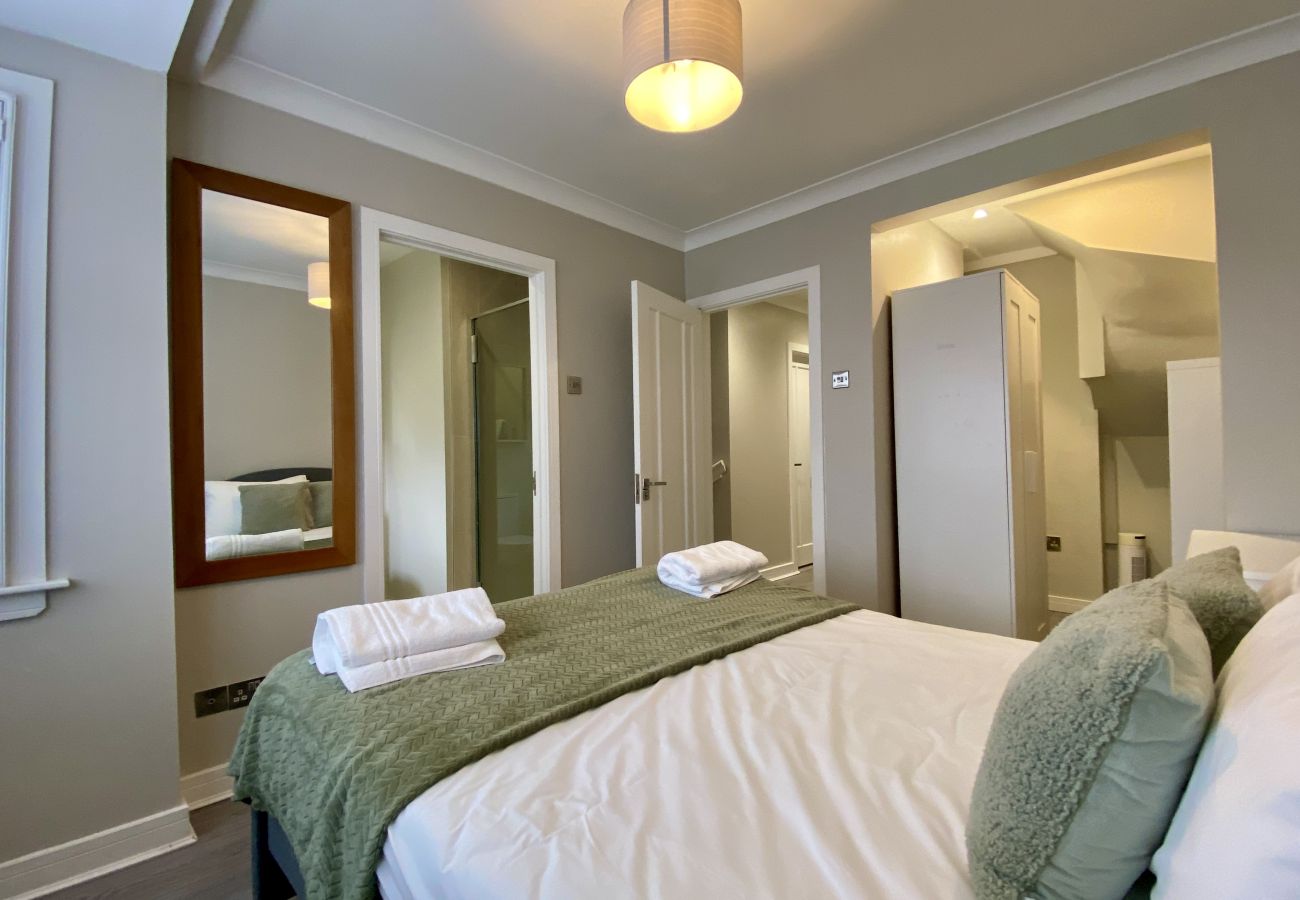 House in Ascot - Ascot - Stunning - Four Bedroom (Three Bathroom) House with Garden Office 