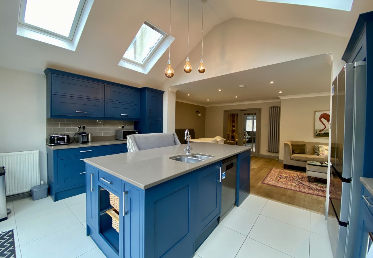 House in Ascot - Ascot - Stunning - Four Bedroom (Three Bathroom) House with Garden Office 