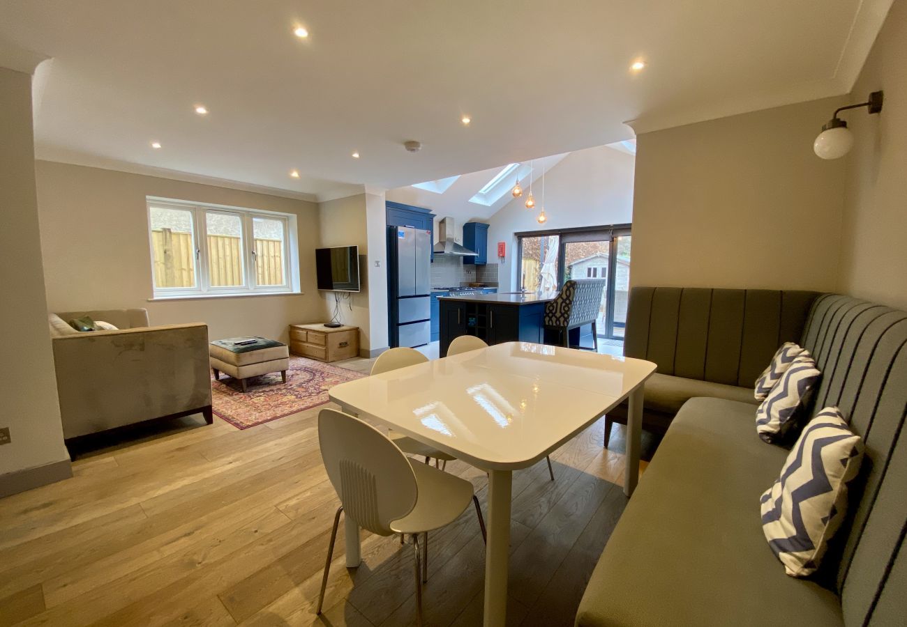 House in Ascot - Ascot - Stunning - Four Bedroom (Three Bathroom) House with Garden Office 