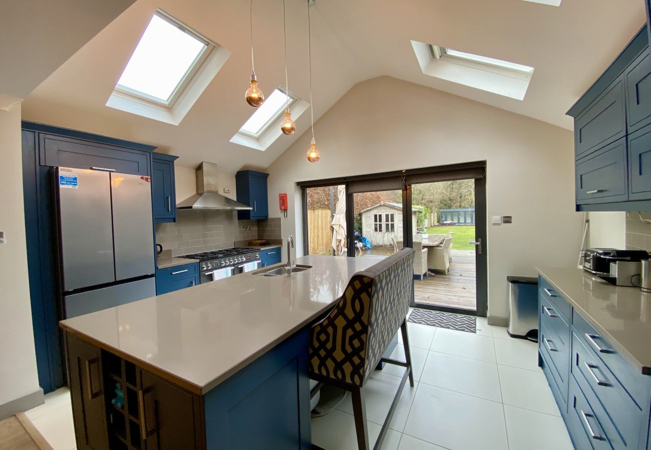 House in Ascot - Ascot - Stunning - Four Bedroom (Three Bathroom) House with Garden Office 