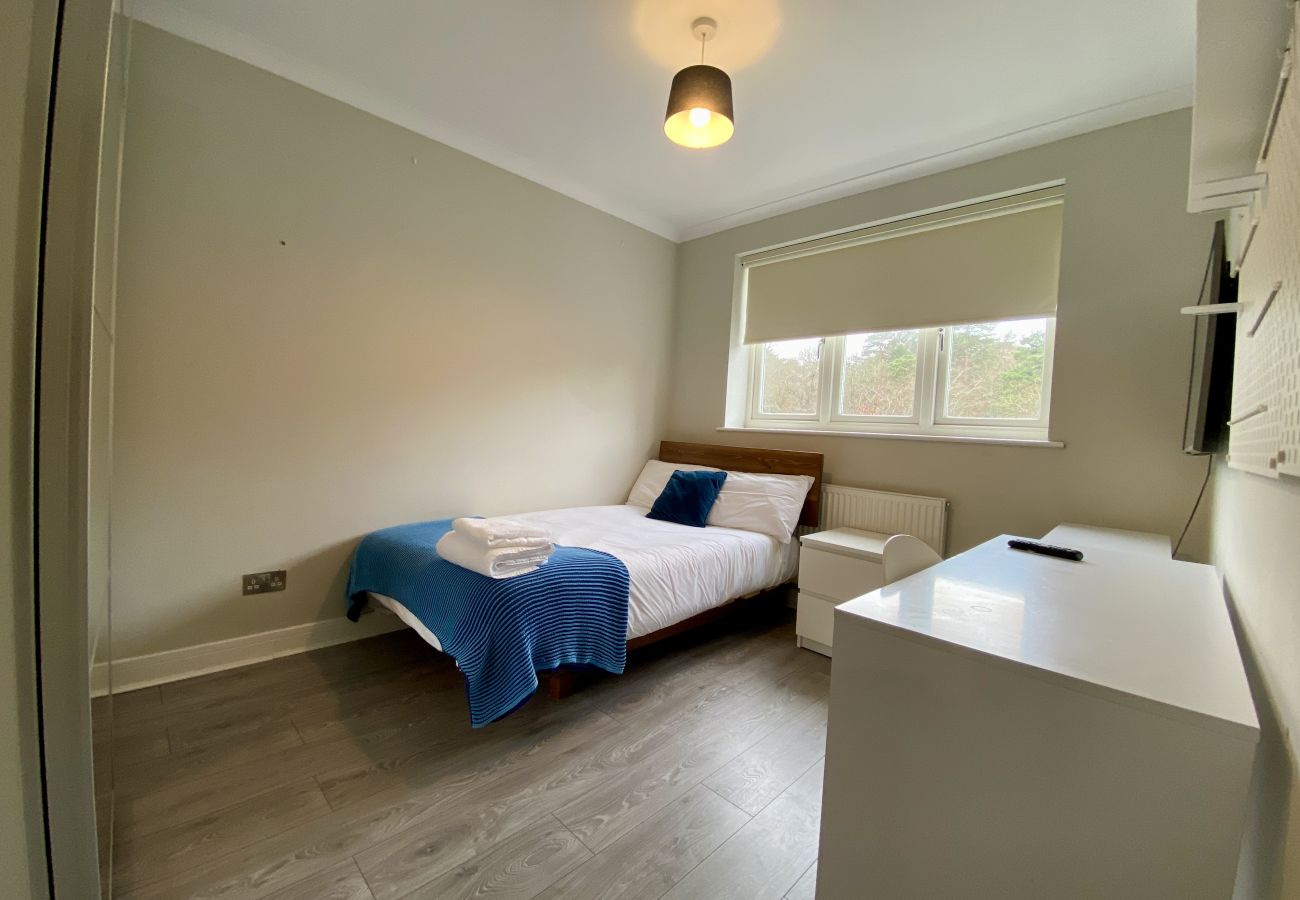 House in Ascot - Ascot - Stunning - Four Bedroom (Three Bathroom) House with Garden Office 