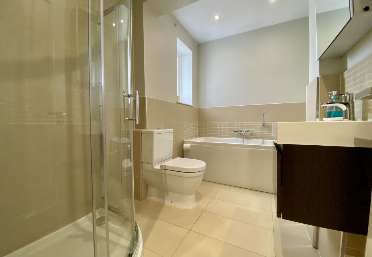 House in Ascot - Ascot - Stunning - Four Bedroom (Three Bathroom) House with Garden Office 