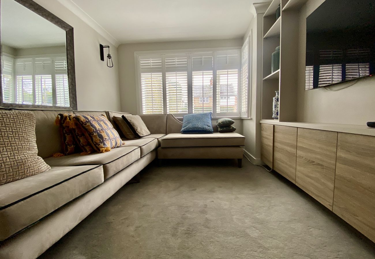 House in Ascot - Ascot - Stunning - Four Bedroom (Three Bathroom) House with Garden Office 