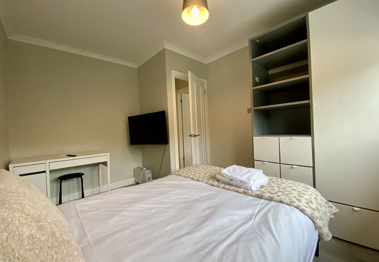 House in Ascot - Ascot - Stunning - Four Bedroom (Three Bathroom) House with Garden Office 