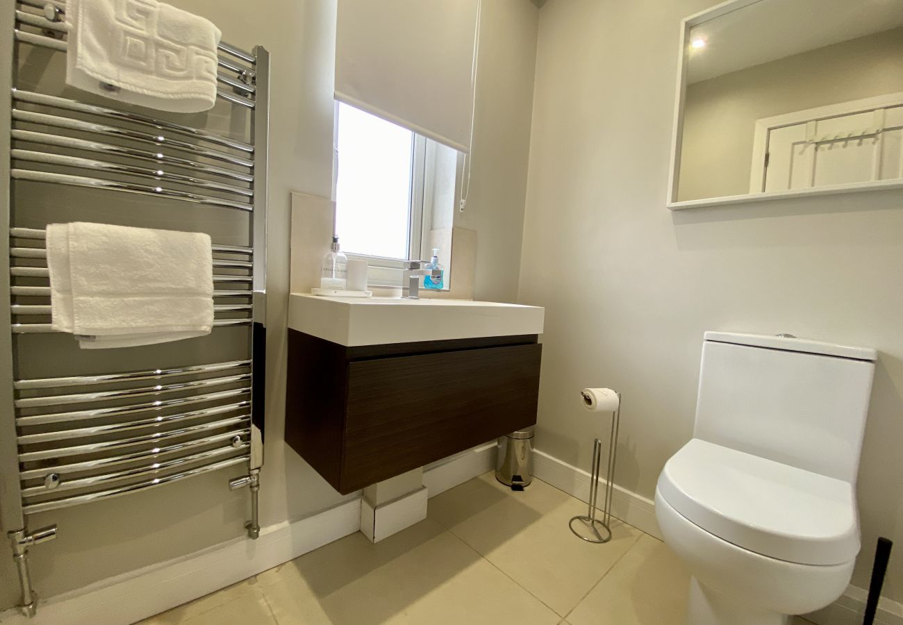 House in Ascot - Ascot - Stunning - Four Bedroom (Three Bathroom) House with Garden Office 