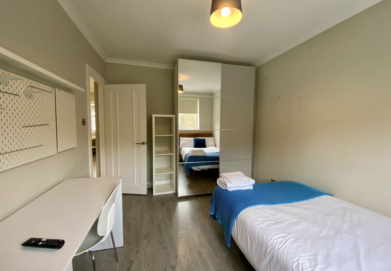 House in Ascot - Ascot - Stunning - Four Bedroom (Three Bathroom) House with Garden Office 