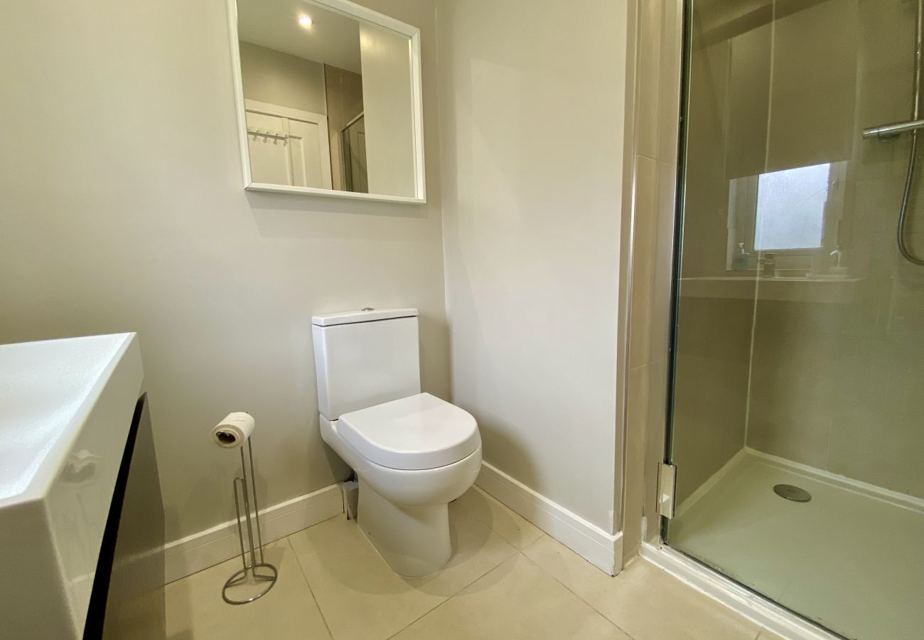 House in Ascot - Ascot - Stunning - Four Bedroom (Three Bathroom) House with Garden Office 