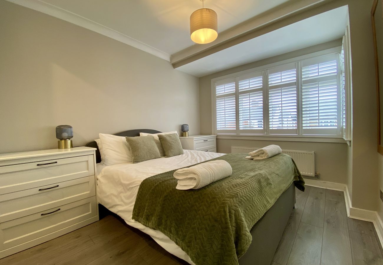 House in Ascot - Ascot - Stunning - Four Bedroom (Three Bathroom) House with Garden Office 