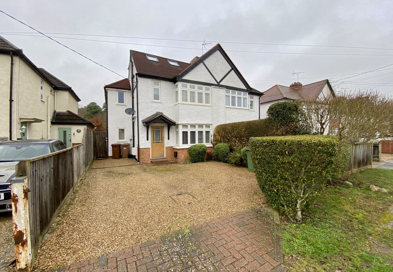 House in Ascot - Ascot - Stunning - Four Bedroom (Three Bathroom) House with Garden Office 
