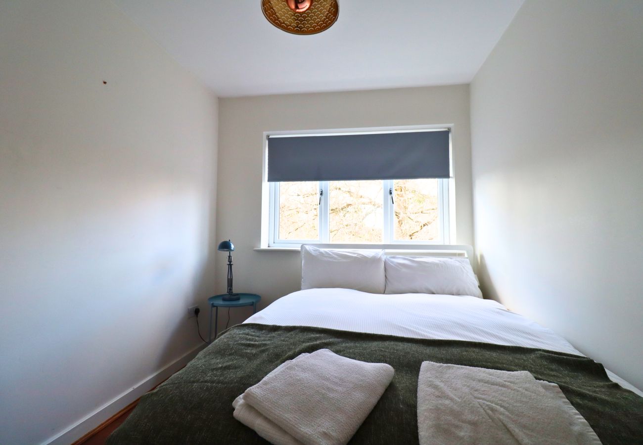 Apartment in Wokingham - Wokingham - Contemporary, Spacious - Three Bedroom (Two Bathroom) Apartment