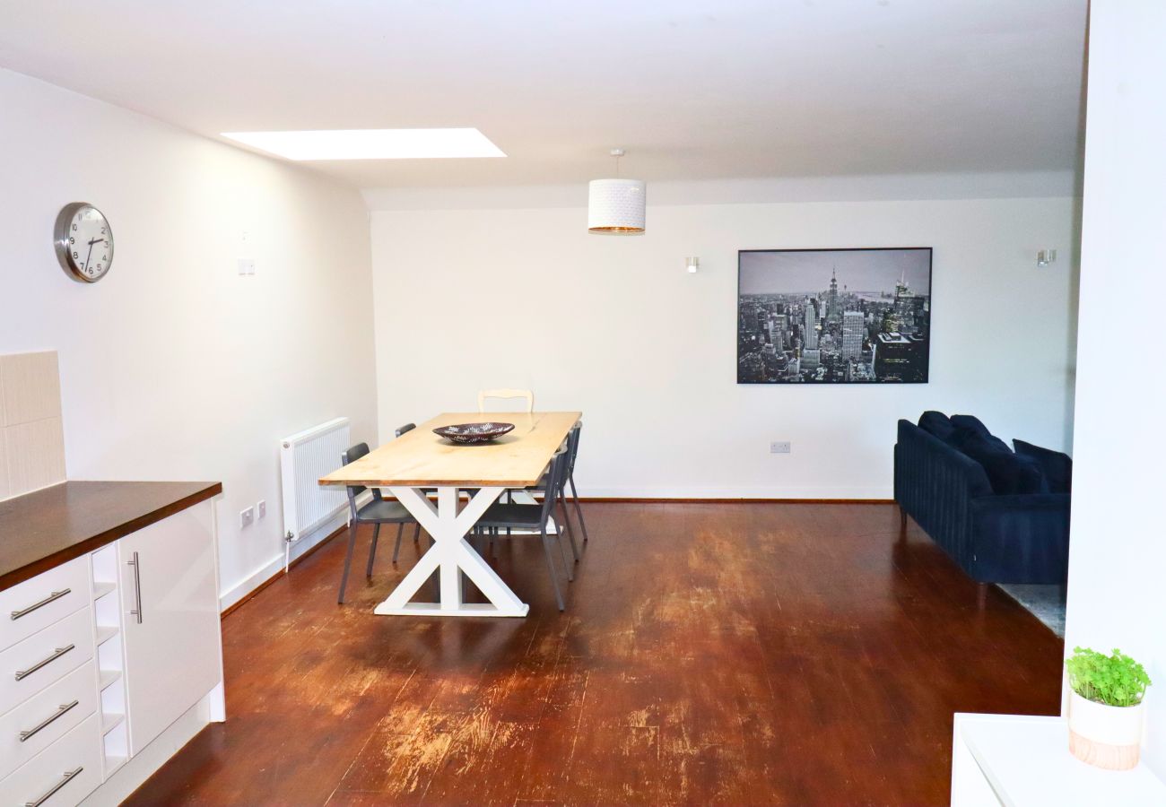 Apartment in Wokingham - Wokingham - Contemporary, Spacious - Three Bedroom (Two Bathroom) Apartment