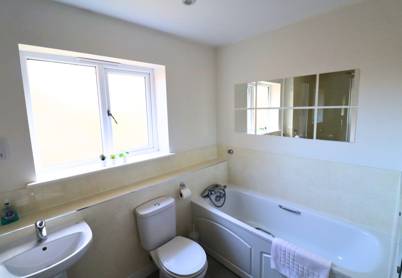 Apartment in Wokingham - Wokingham - Contemporary, Spacious - Three Bedroom (Two Bathroom) Apartment