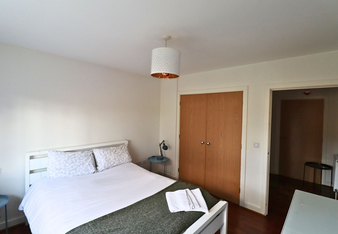 Apartment in Wokingham - Wokingham - Contemporary, Spacious - Three Bedroom (Two Bathroom) Apartment