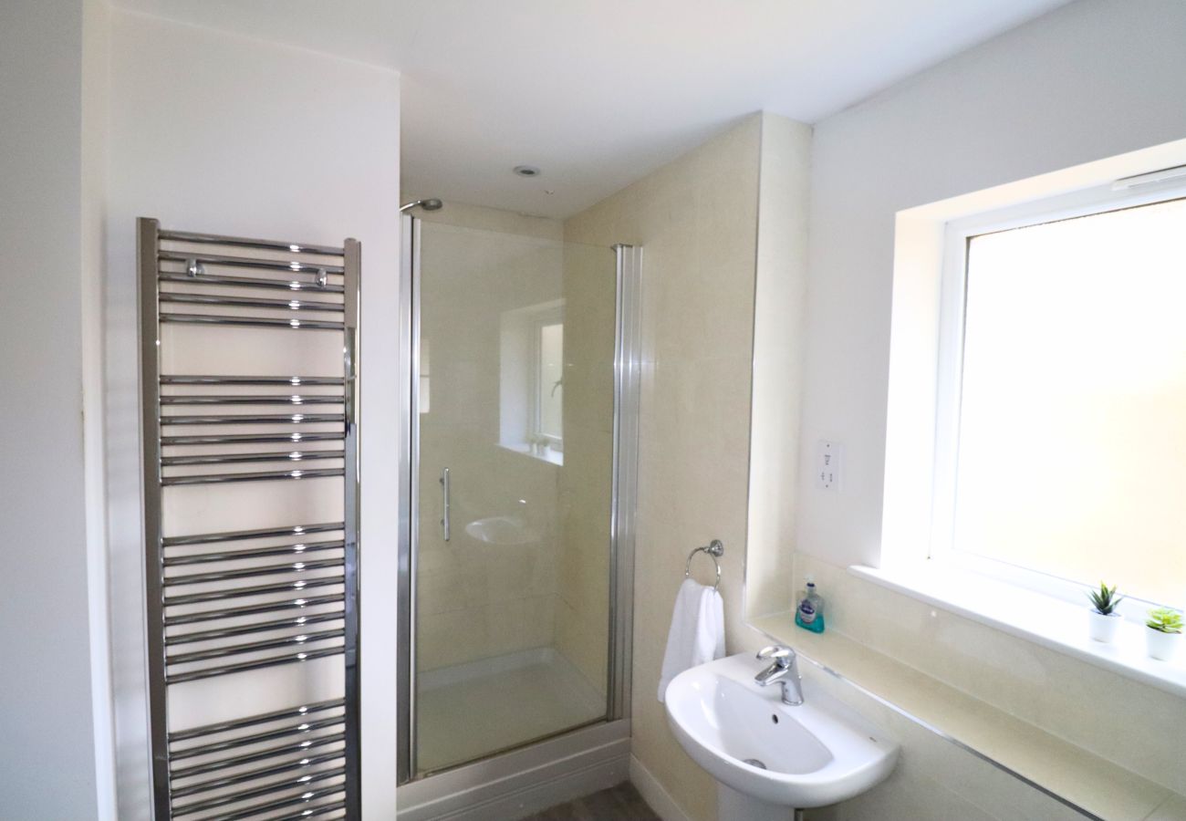 Apartment in Wokingham - Wokingham - Contemporary, Spacious - Three Bedroom (Two Bathroom) Apartment