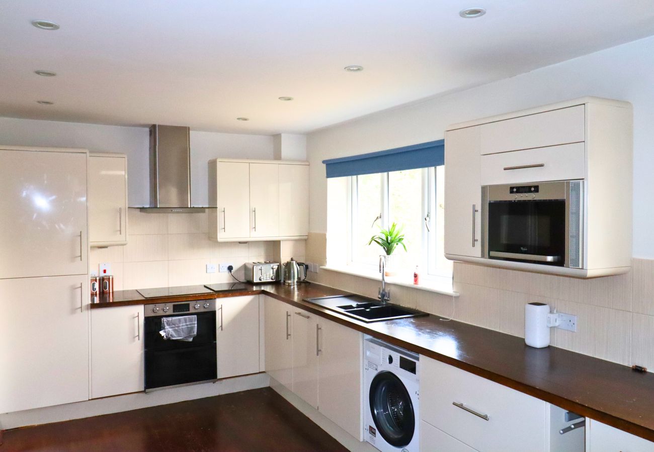 Apartment in Wokingham - Wokingham - Contemporary, Spacious - Three Bedroom (Two Bathroom) Apartment