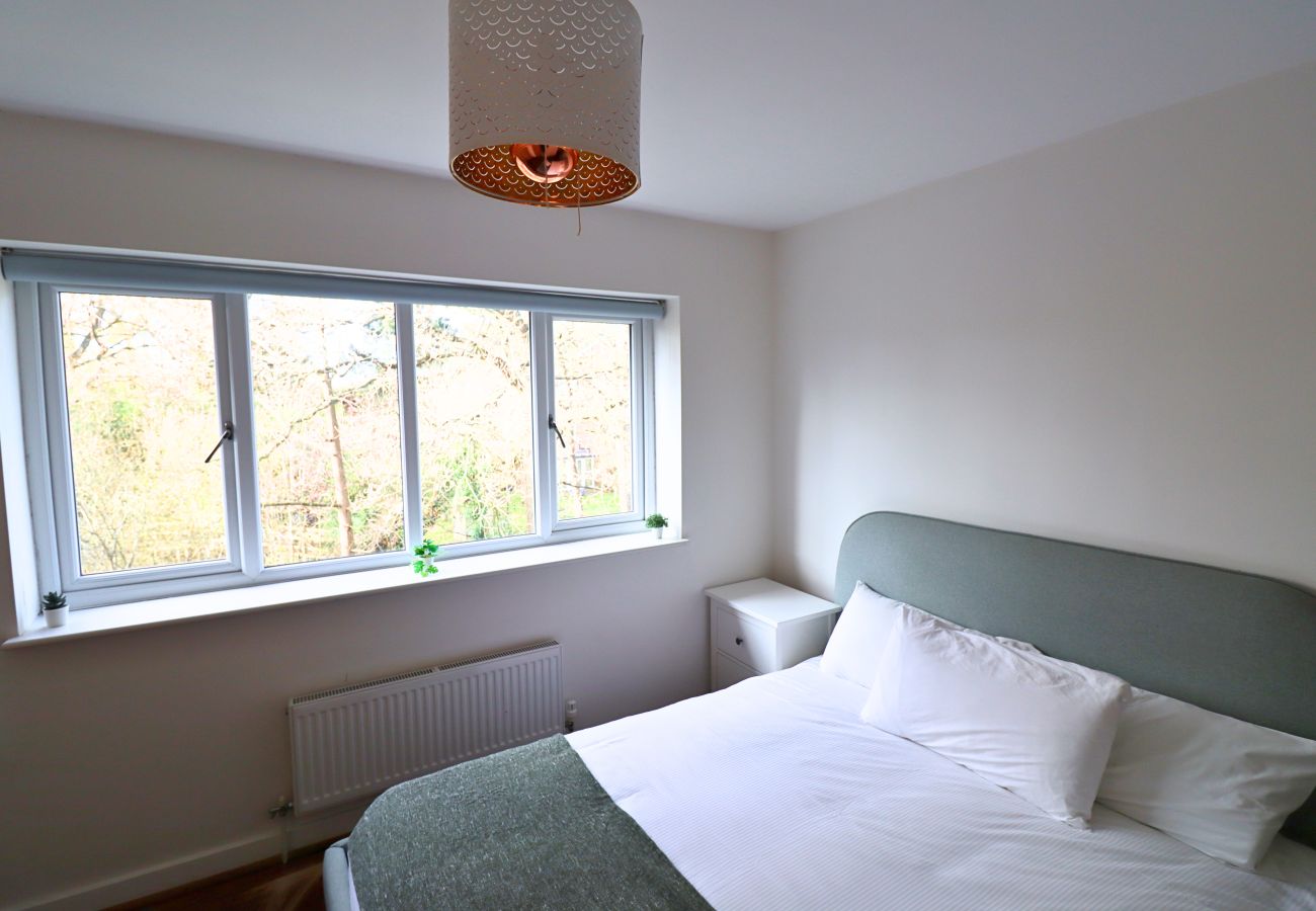 Apartment in Wokingham - Wokingham - Contemporary, Spacious - Three Bedroom (Two Bathroom) Apartment