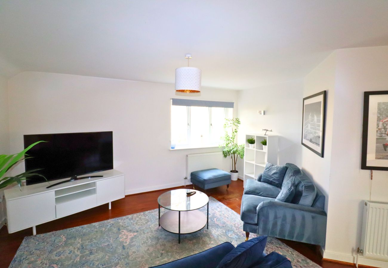 Apartment in Wokingham - Wokingham - Contemporary, Spacious - Three Bedroom (Two Bathroom) Apartment