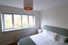 Apartment in Wokingham - Wokingham - Contemporary, Spacious - Three Bedroom (Two Bathroom) Apartment
