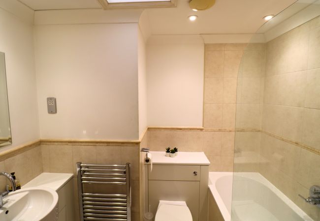 Apartment in Addlestone - Addlestone - Spacious - Two Bedroom (Two Bathroom) Apartment  Apartment in Addlestone - Addlestone - Spacious - Two Bedroom (Two Bathroom) Apartment
