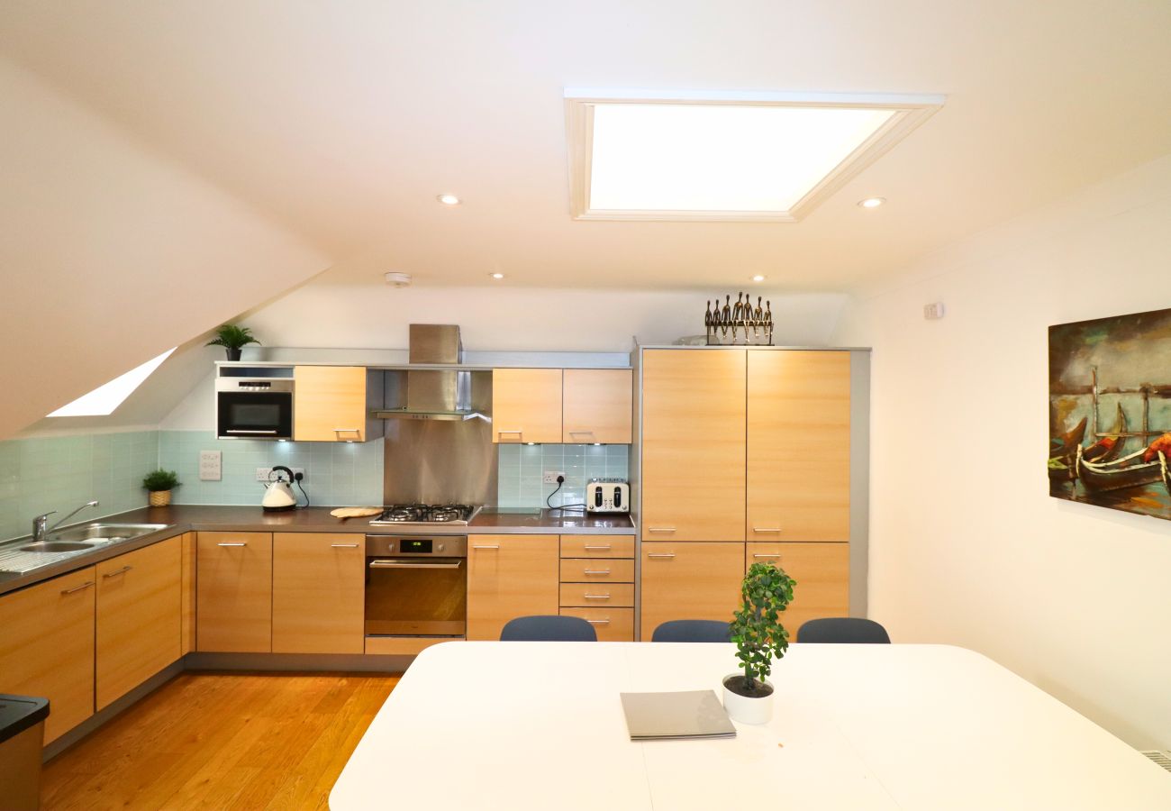 Apartment in Addlestone - Addlestone - Spacious - Two Bedroom (Two Bathroom) Apartment 