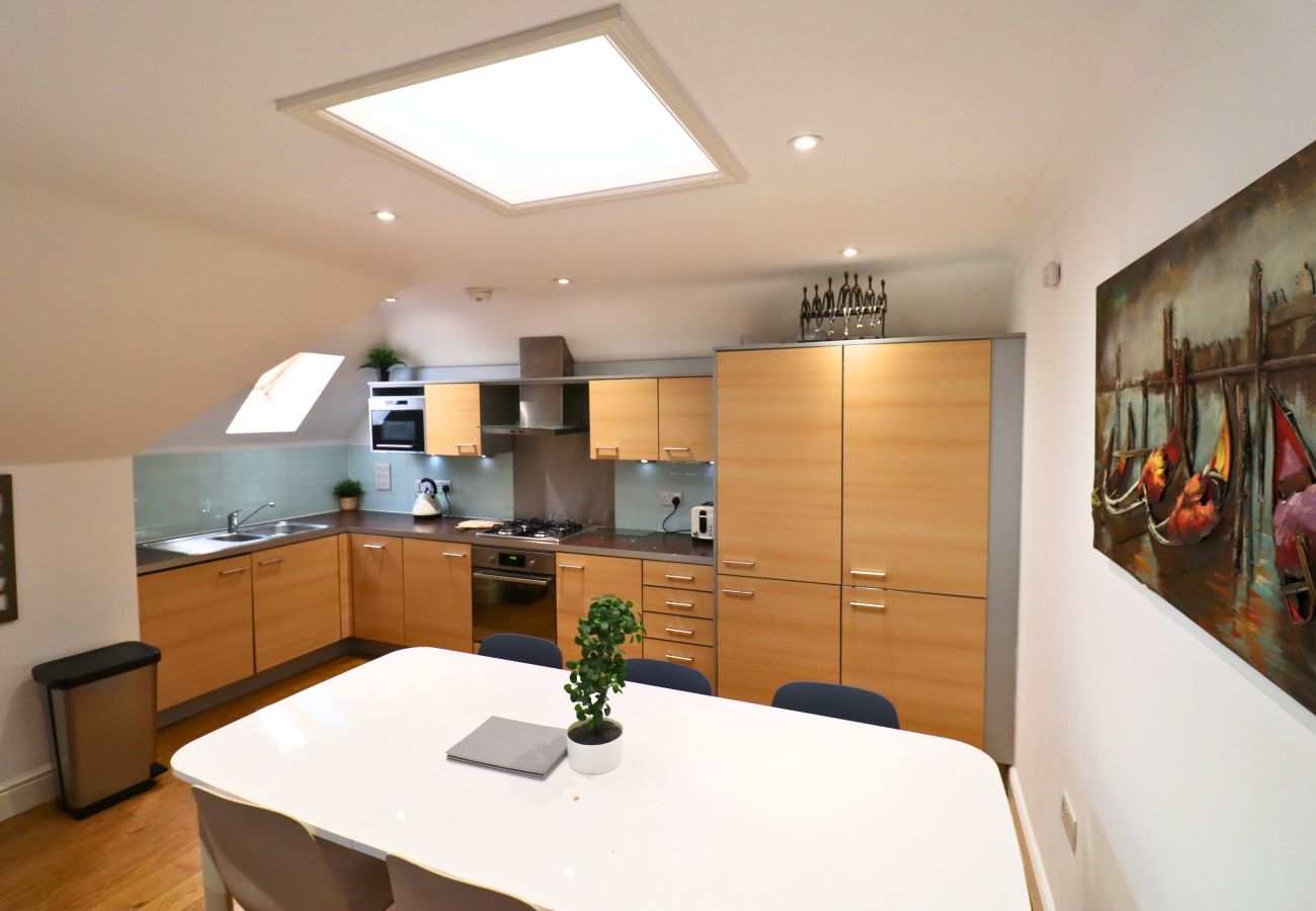 Apartment in Addlestone - Addlestone - Spacious - Two Bedroom (Two Bathroom) Apartment 