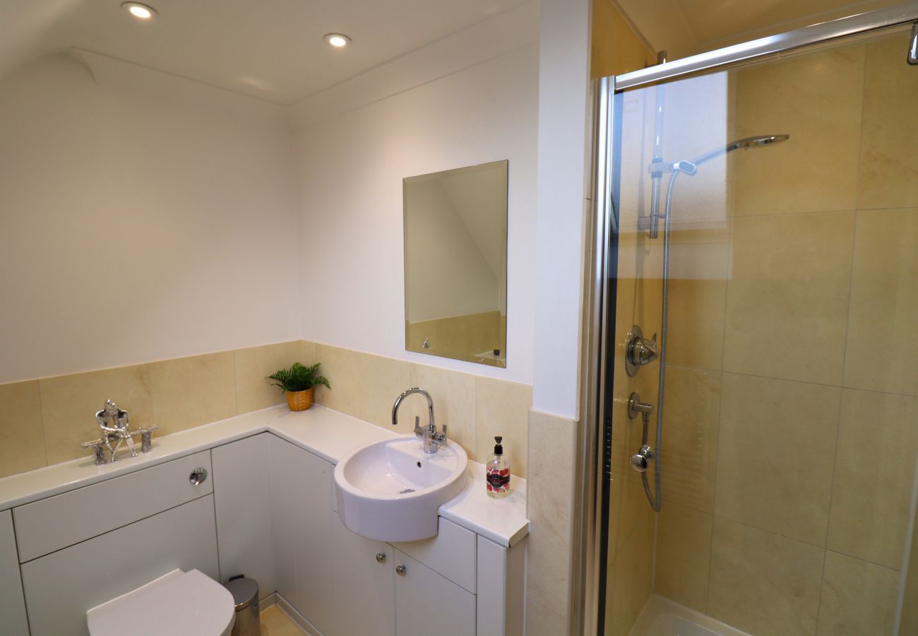 Apartment in Addlestone - Addlestone - Spacious - Two Bedroom (Two Bathroom) Apartment 