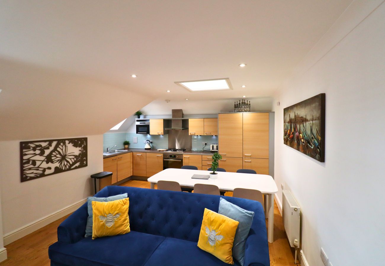 Apartment in Addlestone - Addlestone - Spacious - Two Bedroom (Two Bathroom) Apartment 