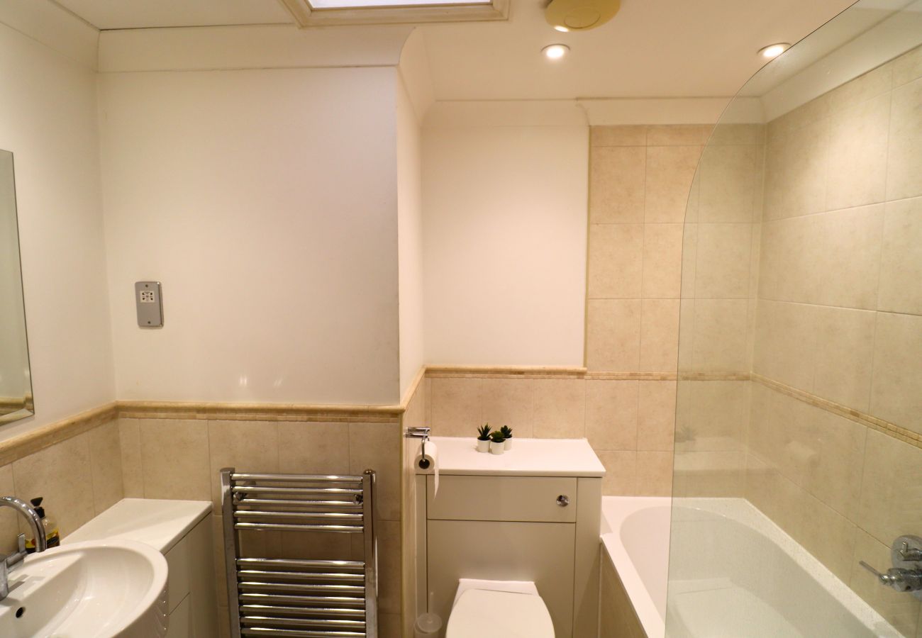 Apartment in Addlestone - Addlestone - Spacious - Two Bedroom (Two Bathroom) Apartment 