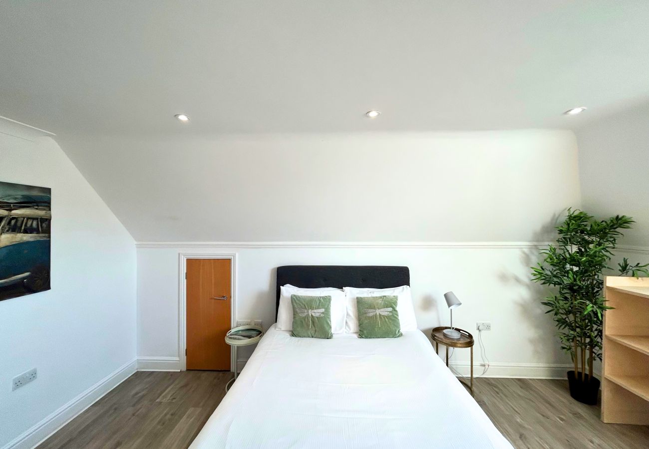 Apartment in Addlestone - Addlestone - Spacious - Two Bedroom (Two Bathroom) Apartment 