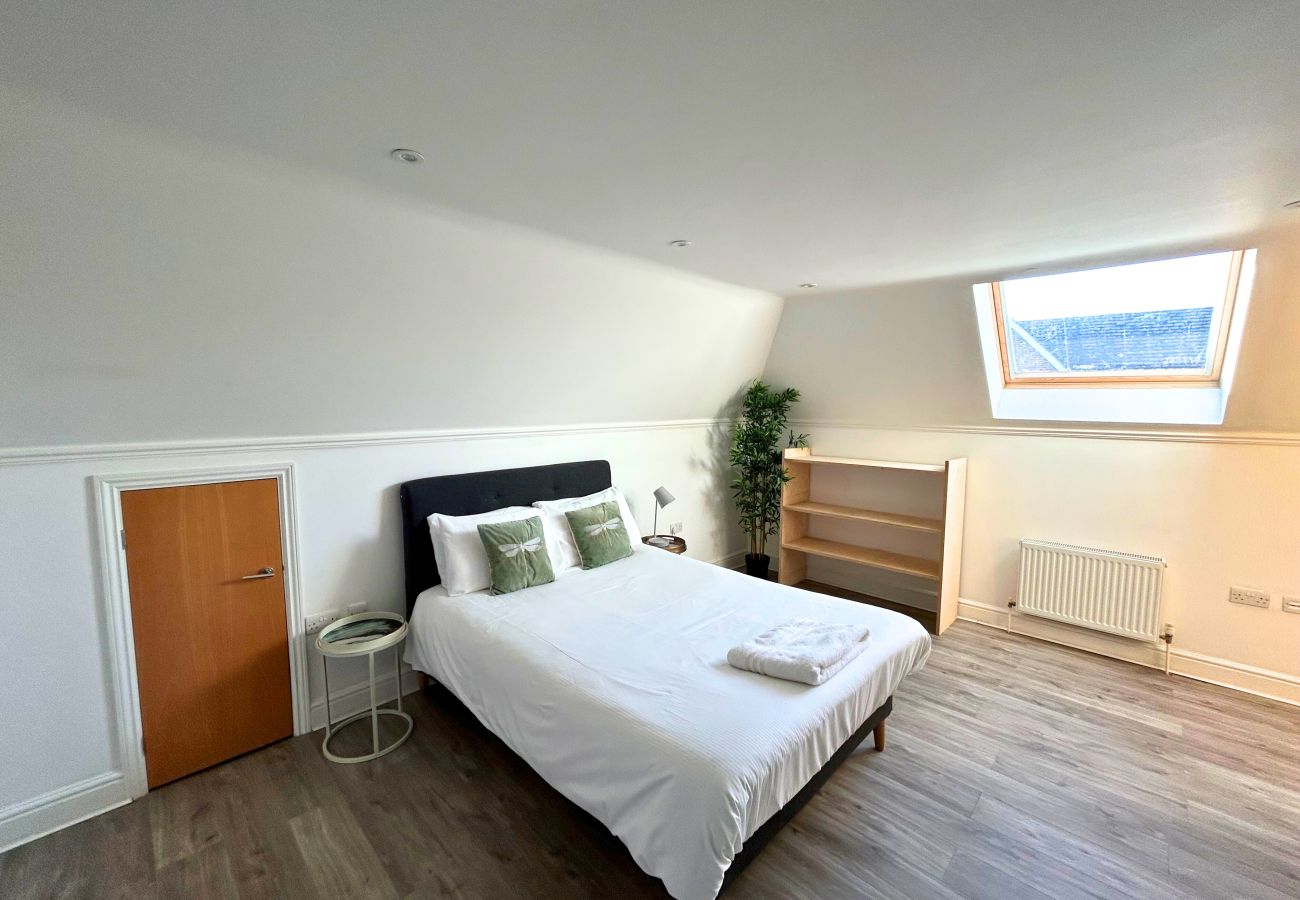 Apartment in Addlestone - Addlestone - Spacious - Two Bedroom (Two Bathroom) Apartment 