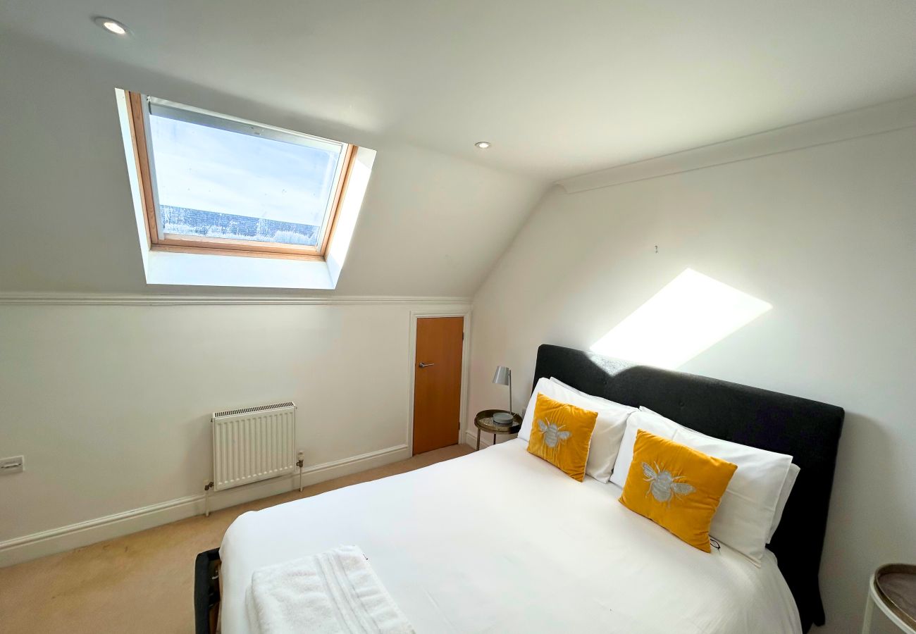 Apartment in Addlestone - Addlestone - Spacious - Two Bedroom (Two Bathroom) Apartment 